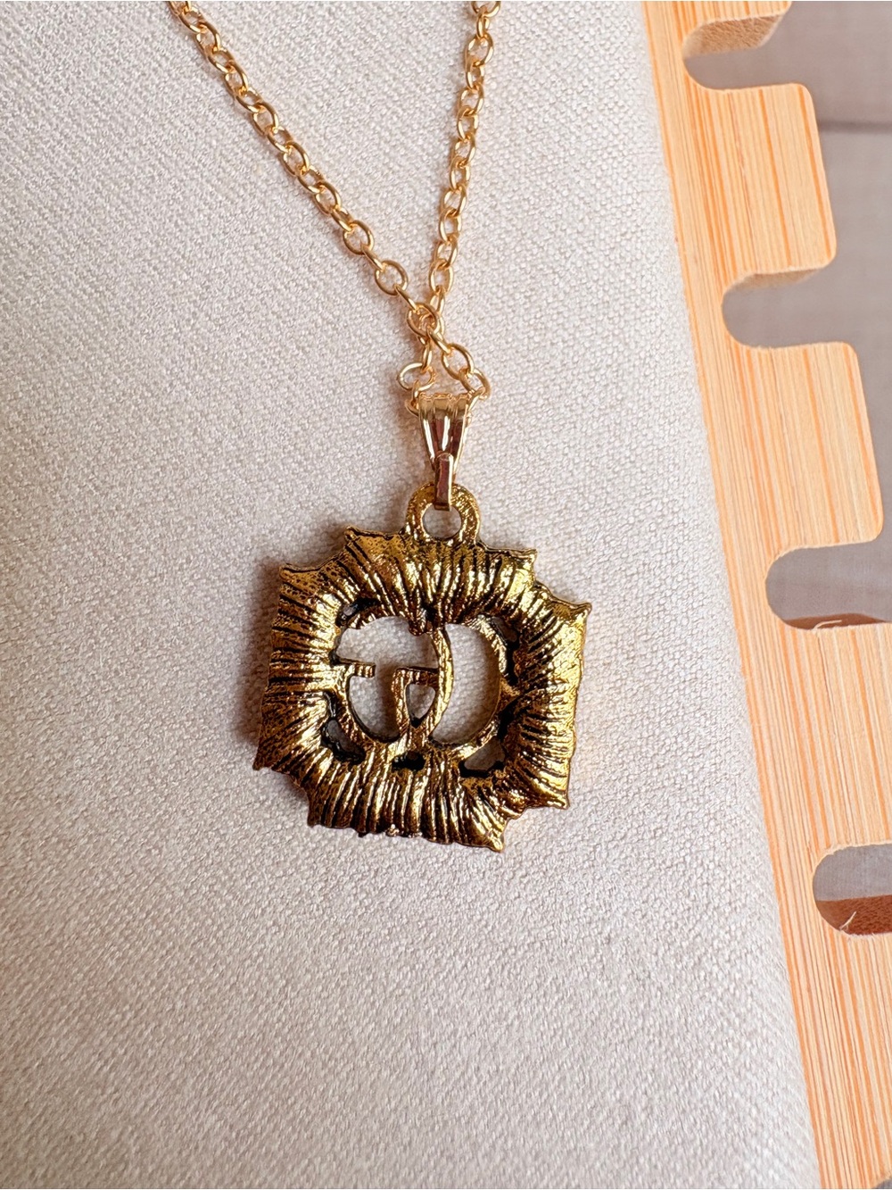 Gucci Gold Crystal GG Pendant Necklace - Picture 3 of 3
